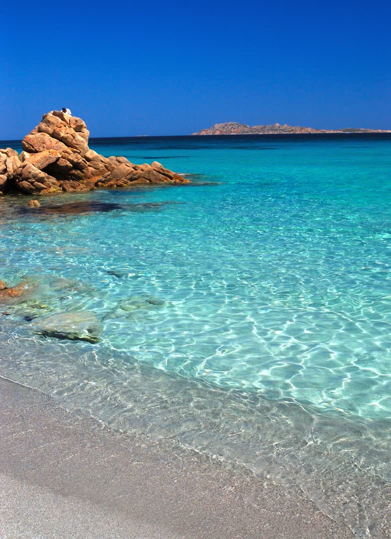 JVO Voyage, votre agence de voyages en groupe par excellence, organise des excursions en Italie. Plage de Sardaigne.