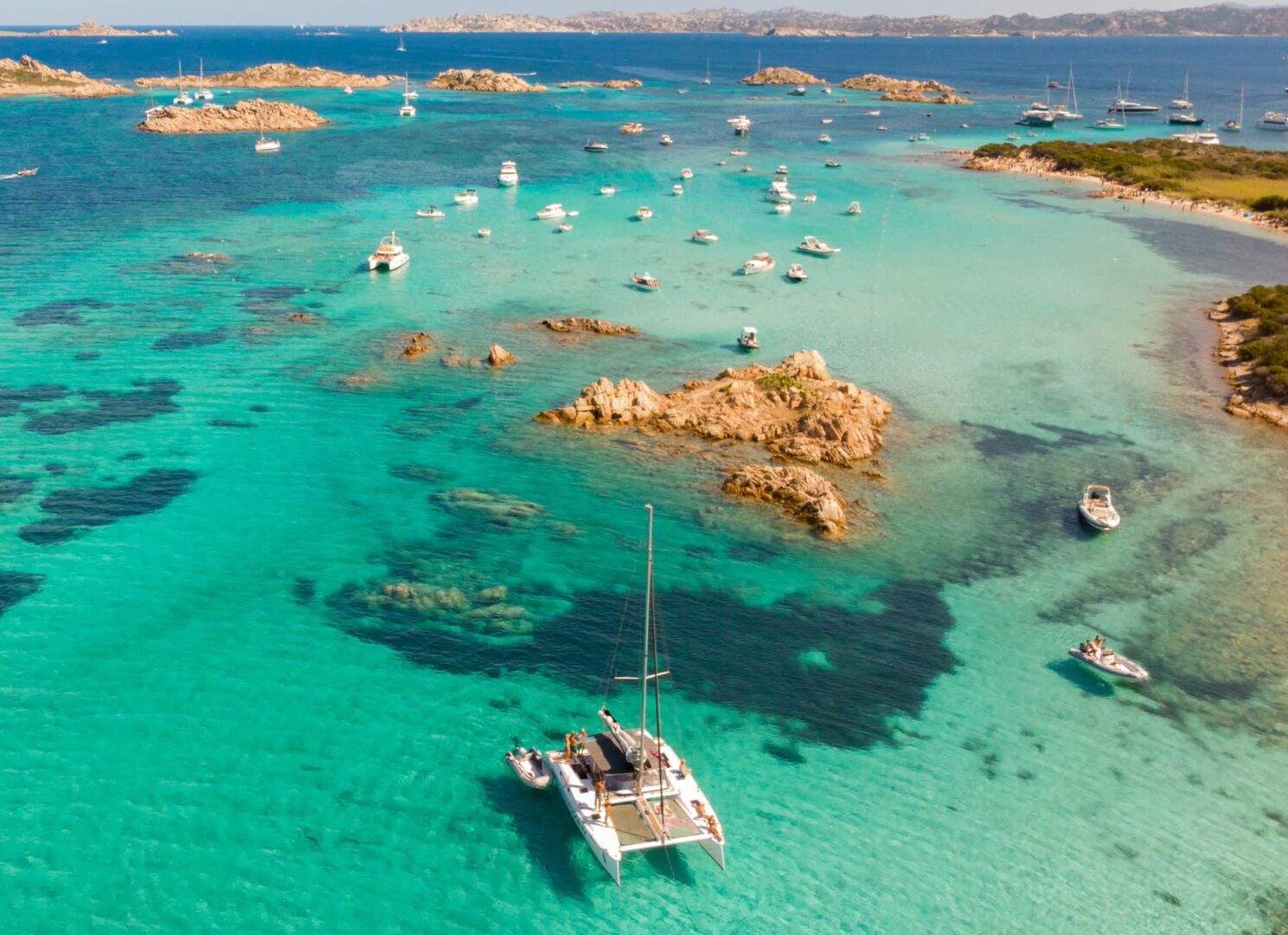 JVO Voyage, votre agence de voyages en groupe par excellence, organise des excursions en Italie, en Sardaigne. Vue d'un Lagon