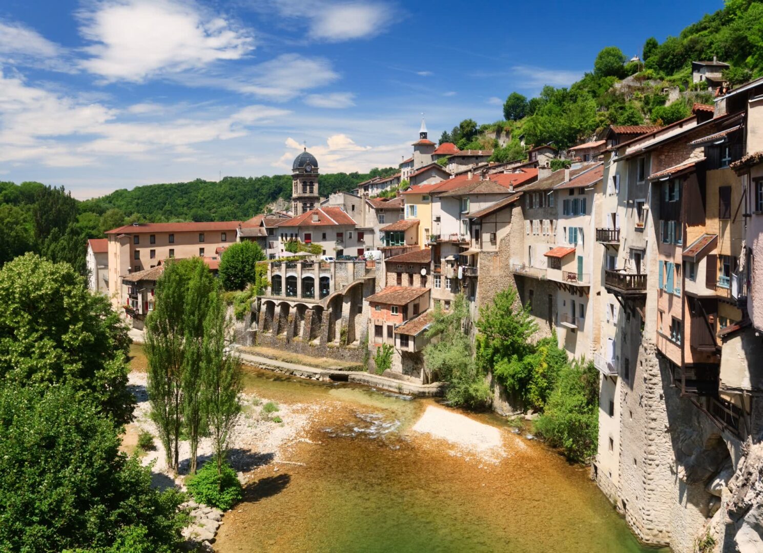 Village de la Bourne. JVO Voyage, votre agence de voyages en groupe par excellence, organise des excursions en Auvergne-Rhône-Alpes.