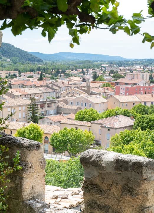 JVO Voyage, votre agence de voyages en groupe par excellence, organise des excursions en Auvergne-Rhône-Alpes. Village dans la Drôme