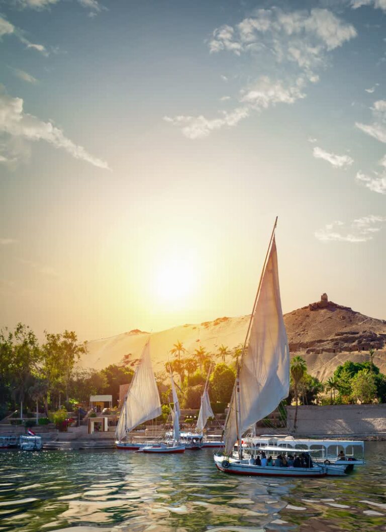 Fleuve égyptien. JVO Voyage, votre agence de voyages en groupe par excellence, organise des excursions en Egypte.