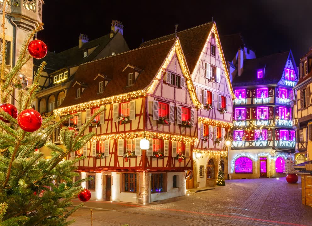 La féérie de noël à Strasbourg. JVO Voyage, votre agence de voyages en groupe par excellence, organise des excursions en Alsace.