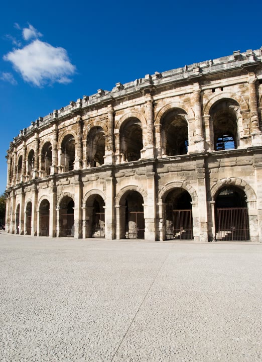 Les arènes de Nîmes. JVO Voyage, votre agence de voyages en groupe par excellence, organise des excursions dans le Gard et l'Ardèche.