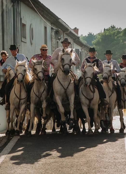 Les coutumes gardiannes. JVO Voyage, votre agence de voyages en groupe par excellence, organise des excursions dans le Gard.