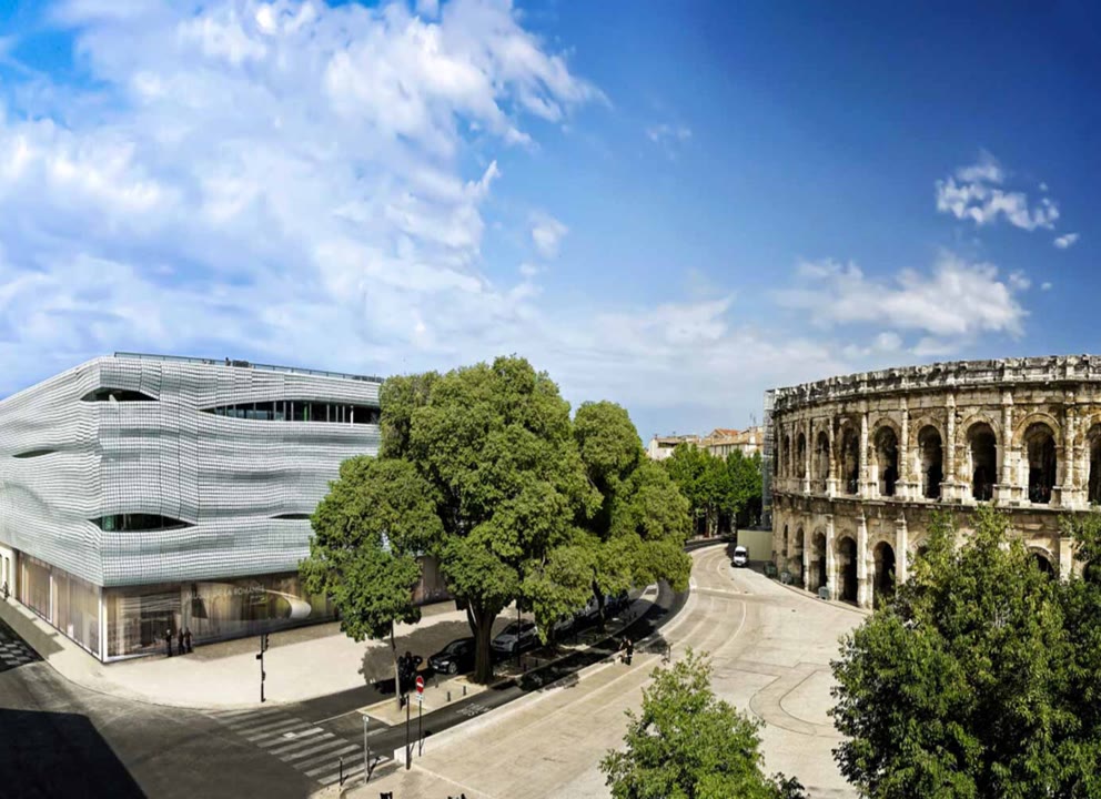 Les arènes romaines de Nîmes. JVO Voyage, votre agence de voyages en groupe par excellence, organise des excursions dans le Gard.