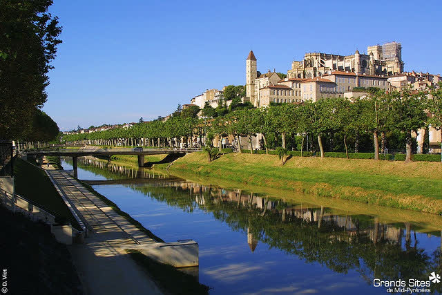 JVO Voyage, votre agence de voyages en groupe par excellence, organise des excursions en Occitanie. Ville d'Auch dans le Gers