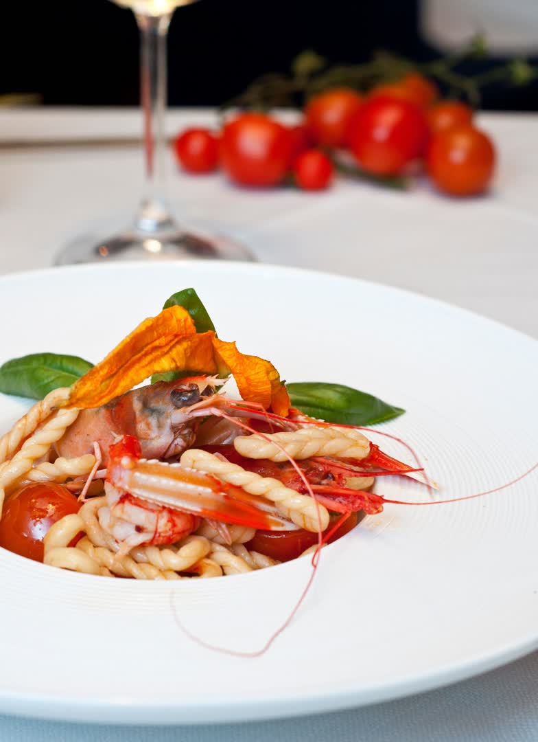 Repas dans un restaurant en Sardaigne. JVO Voyage, votre agence de voyages en groupe par excellence, organise des excursions en Italie.