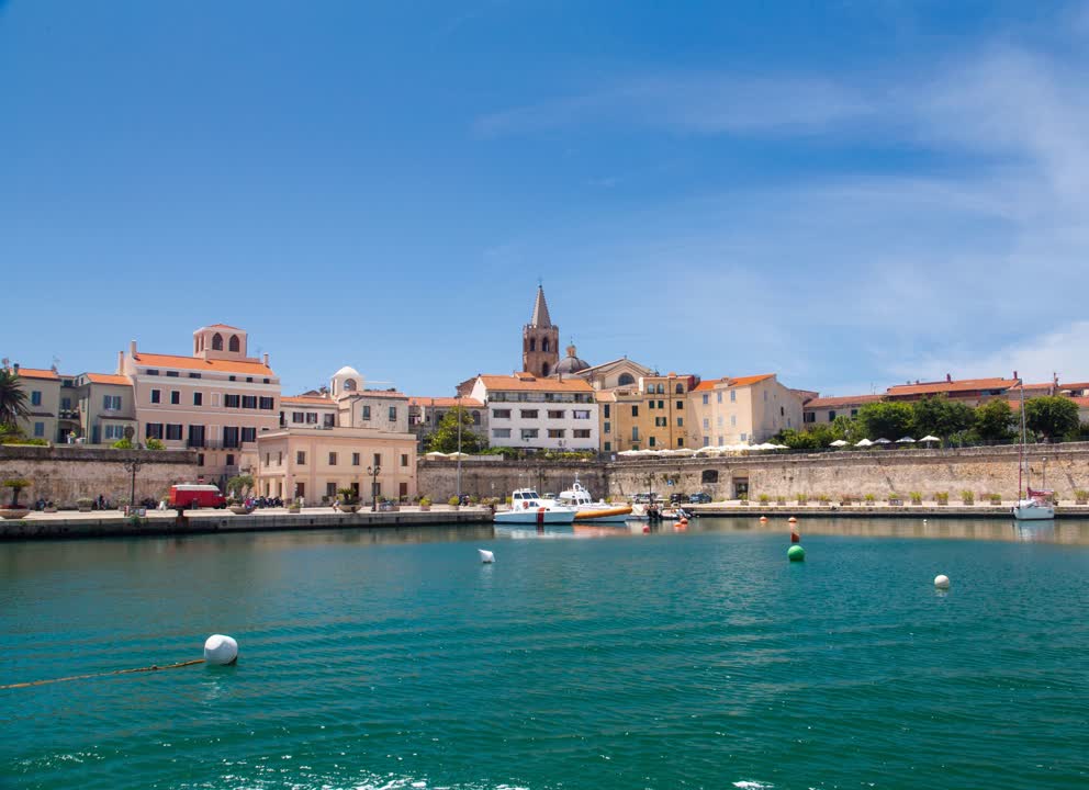 JVO Voyage, votre agence de voyages en groupe par excellence, organise des excursions en Italie, en Sardaigne. Porto Torres