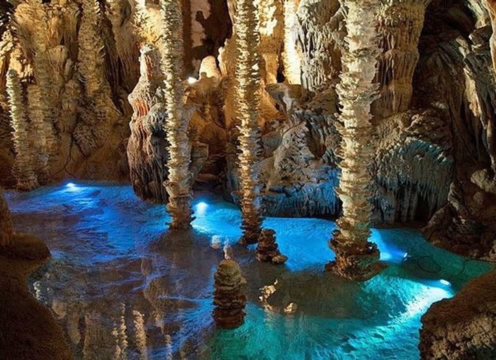 JVO Voyage, votre agence de voyages en groupe par excellence, organise des excursions en Occitanie : Visite des grottes de l'Hérault