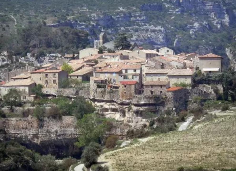 JVO Voyage, votre agence de voyages en groupe par excellence, organise des excursions en Occitanie. Visite d'un village de l'Hérault