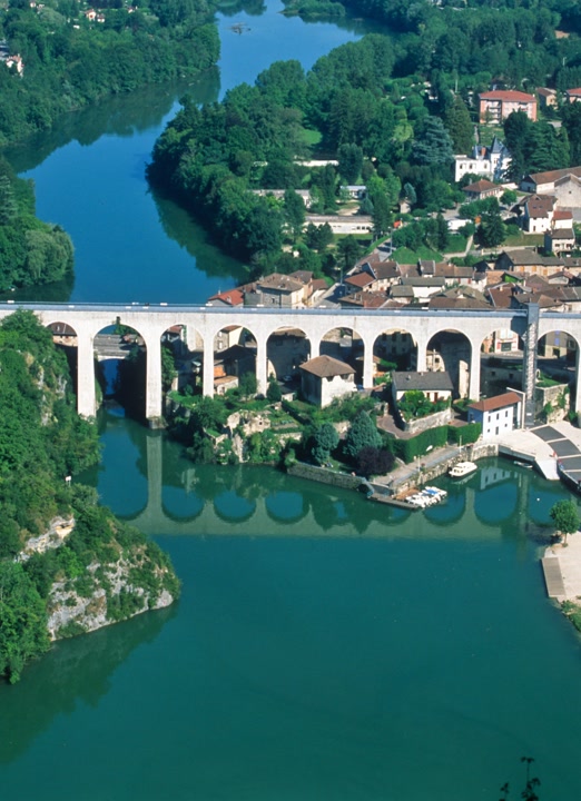 Vue aérienne du village de La Sône. JVO Voyage, votre agence de voyages en groupe par excellence, organise des excursions dans l'Isère