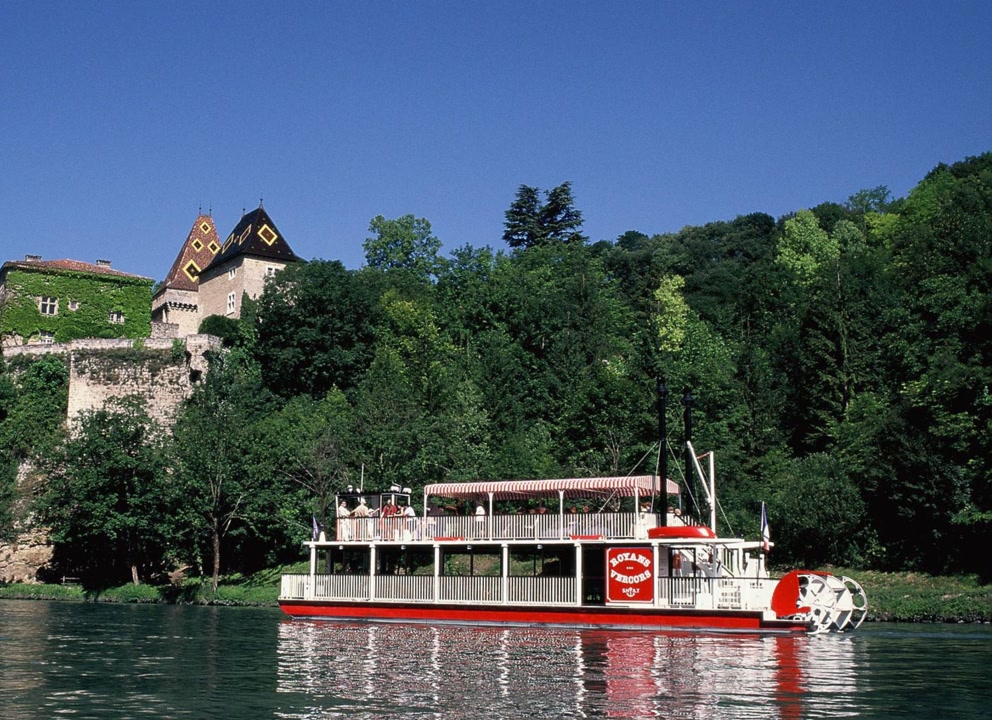 Croisières à bord d'un bateau à Roue sur l'Isère. JVO Voyage, votre agence de voyages en groupe par excellence, organise des excursions