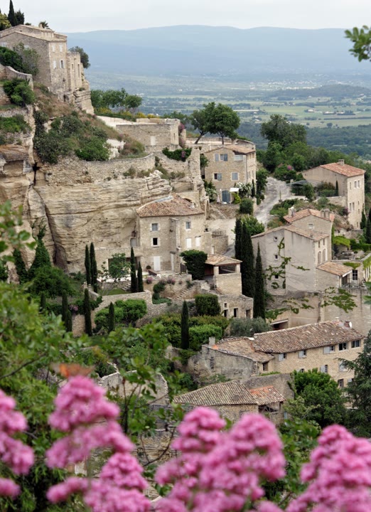 Excursion dans le Vaucluse proposé par JVO Voyage : vue aérienne de Fontaine-de-Vaucluse