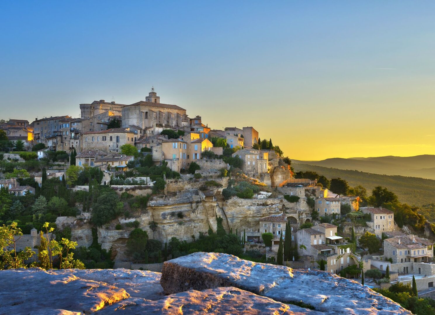 Excursion dans le Vaucluse proposé par JVO Voyage : Fontaine-de-Vaucluse le soir