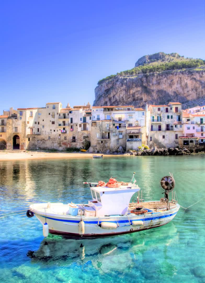 JVO Voyage, votre agence de voyages en groupe par excellence, organise des excursions en Italie. Plage de Cefalù en Sicile.