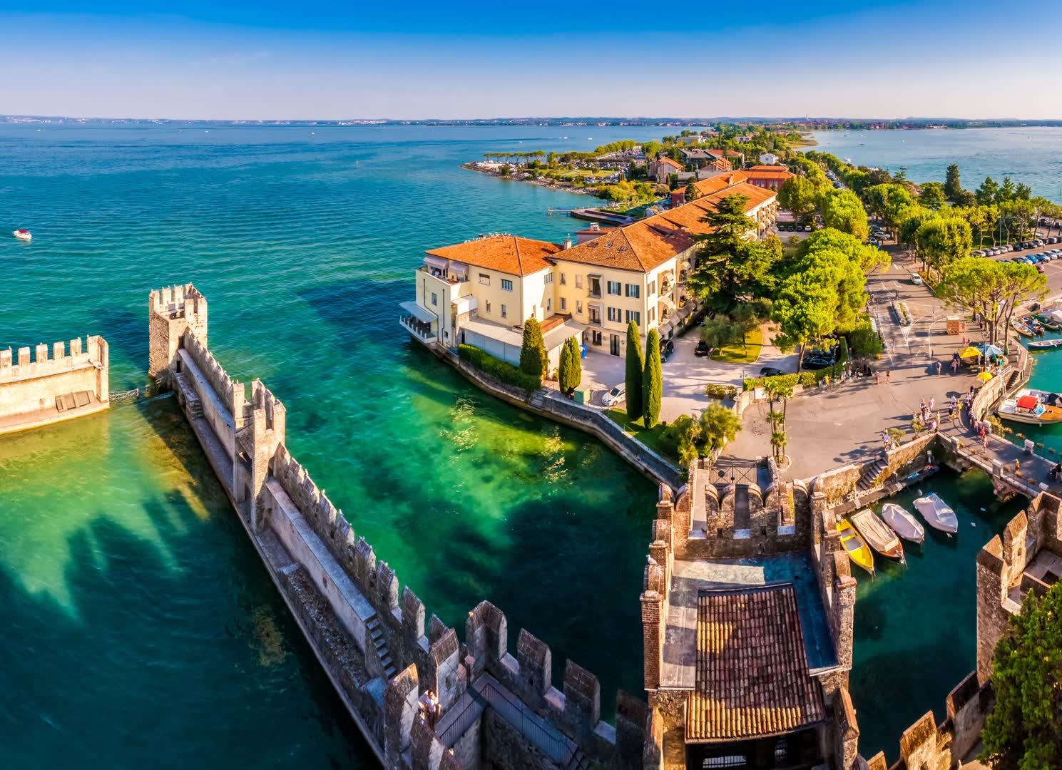 JVO Voyage, votre agence de voyages en groupe par excellence, organise des excursions en Italie. Vue du Lac de Garde.