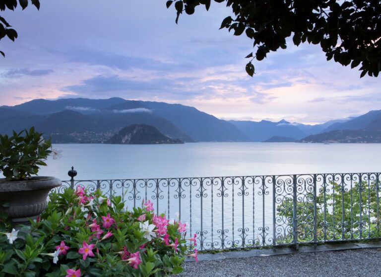 JVO Voyage, votre agence de voyages en groupe par excellence, organise des excursions en Italie. Vue du lac Majeur.