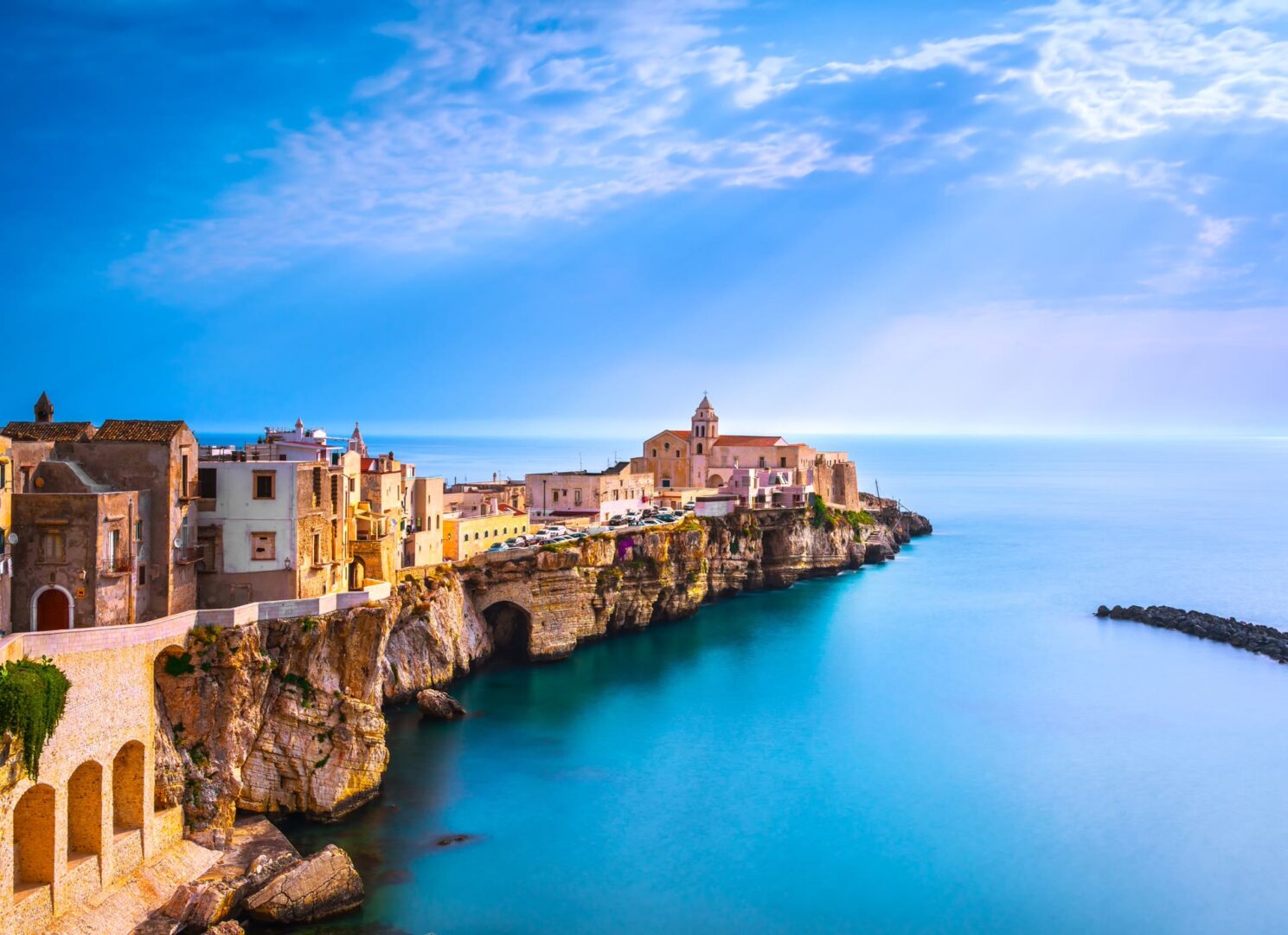 JVO Voyage, votre agence de voyages en groupe par excellence, organise des excursions en Italie. Gallipoli, ville des Pouilles.