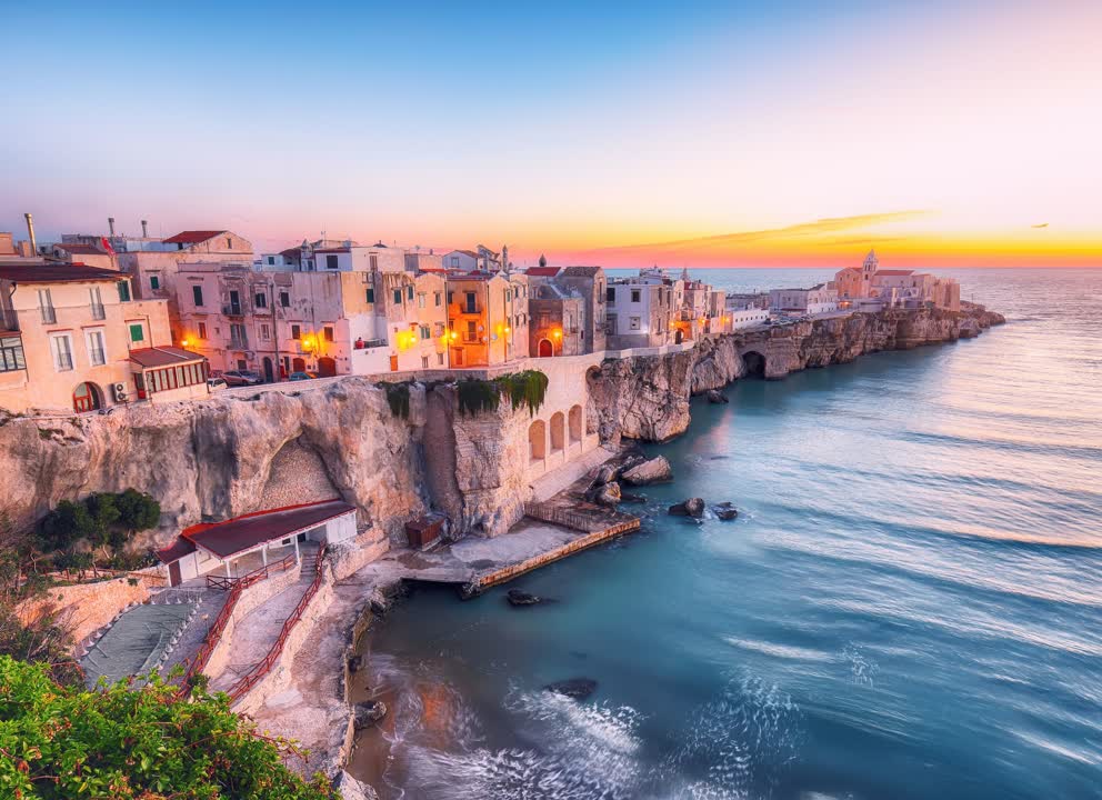 JVO Voyage, votre agence de voyages en groupe par excellence, organise des excursions en Italie. Vue d'une aérienne d'une plage des Pouilles.