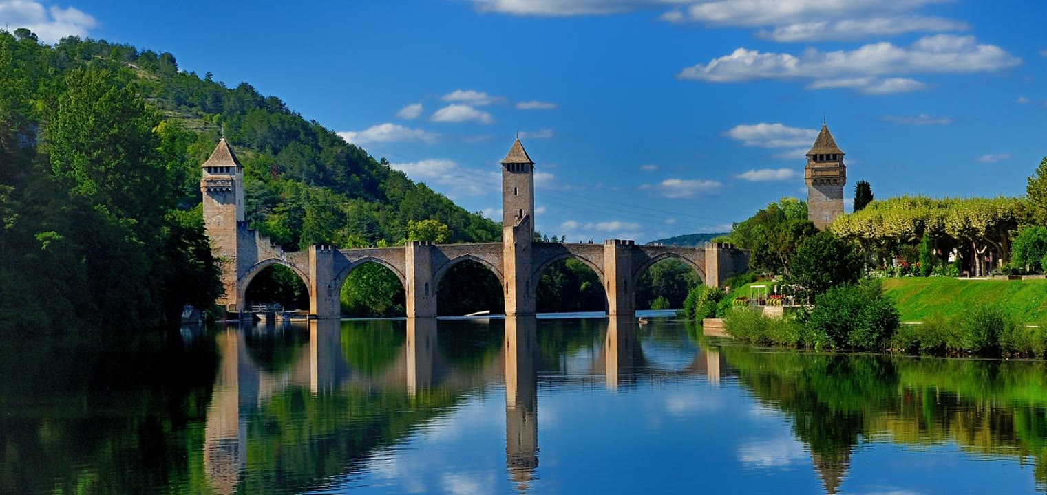Visite de Cahors dans le Lot. JVO Voyage, votre agence de voyages en groupe par excellence, organise des excursions en Occitanie.