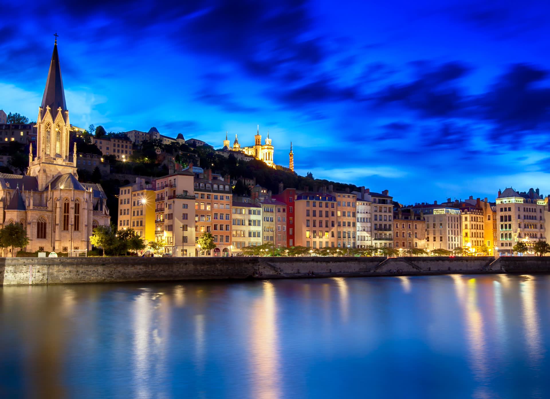 JVO Voyage, votre agence de voyages en groupe par excellence, organise des excursions dans le Rhône. Lyon la nuit.