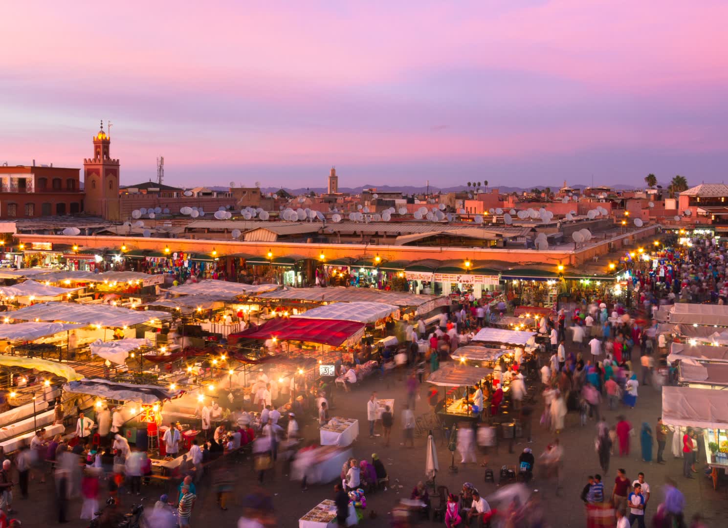 JVO Voyage, votre agence de voyages en groupe par excellence, organise des excursions au Maroc. Marché de nuit à Marrakech.