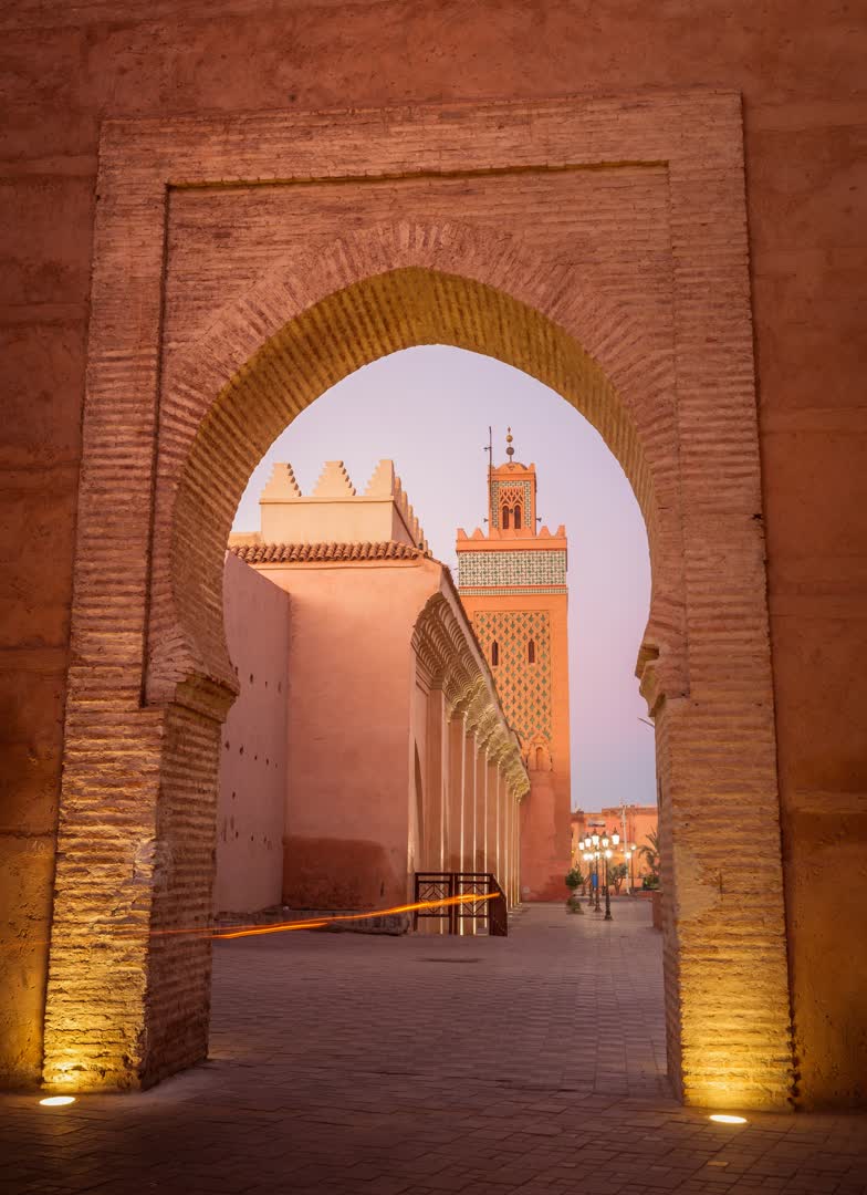 Rue à Marrakech. JVO Voyage, votre agence de voyages en groupe par excellence, organise des excursions au Maroc
