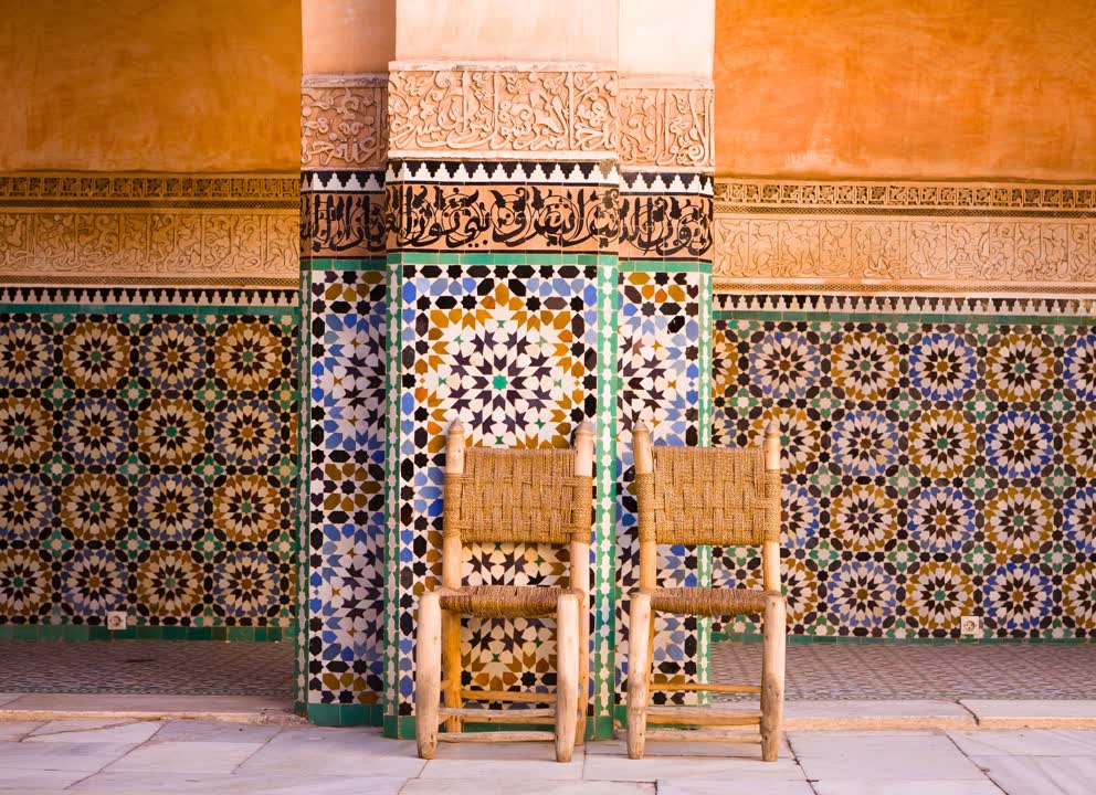 JVO Voyage, votre agence de voyages en groupe par excellence, organise des excursions au Maroc à Marrakech. Intérieur d'une maison.