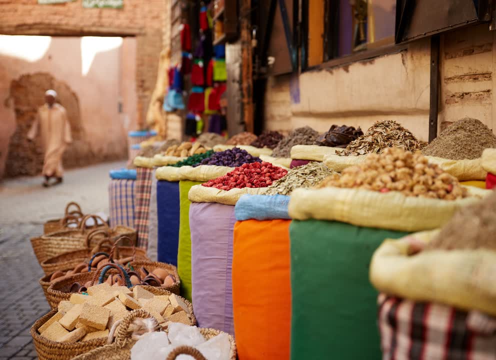 Marché à Marrakech. JVO Voyage, votre agence de voyages en groupe par excellence, organise des excursions au Maroc.