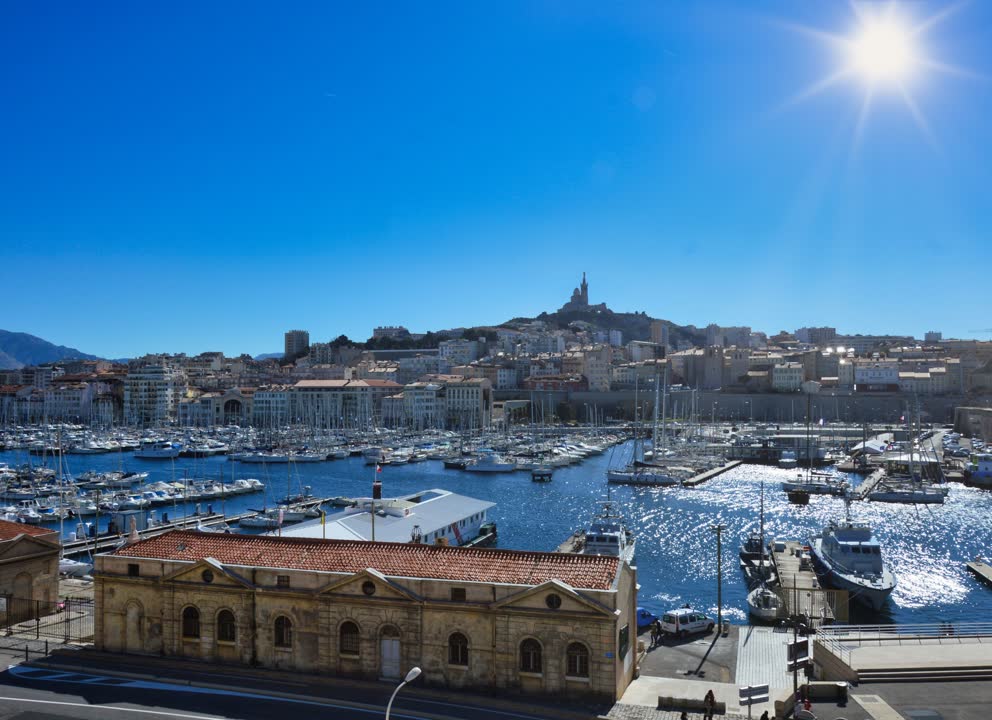 Excursion dans les Bouches du Rhône proposé par JVO Voyage, votre agence de voyages en groupe par excellence : vue aérienne du Port de Marseille