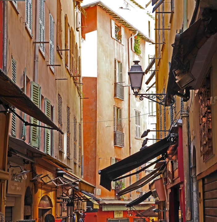 Excursion dans les métropoles Franco-italiennes proposé par JVO Voyage, votre agence de voyages en groupe par excellence : visite d'une ville de Provence
