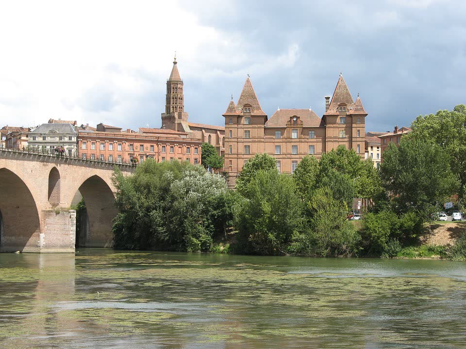 JVO Voyage, votre agence de voyages en groupe par excellence, organise des excursions en Occitanie : Montauban dans le Tarn et Garonne