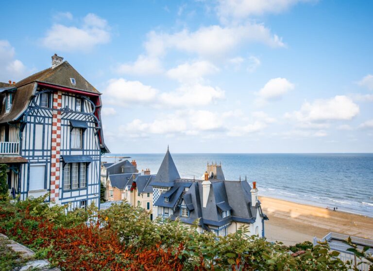 Excursion en croisière sur la Seine proposé par JVO Voyage, votre agence de voyages en groupe par excellence : découverte de Honfleur