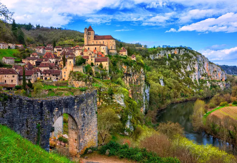 Excursion dans le Lot proposé par JVO Voyage, votre agence de voyages en groupe par excellence : village de Saint-Cirq-Lapopie