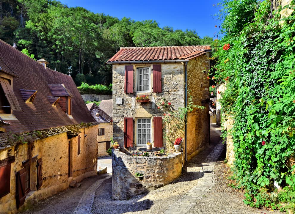 JVO Voyage, votre agence de voyages en groupe par excellence : visite d'un village du Périgord