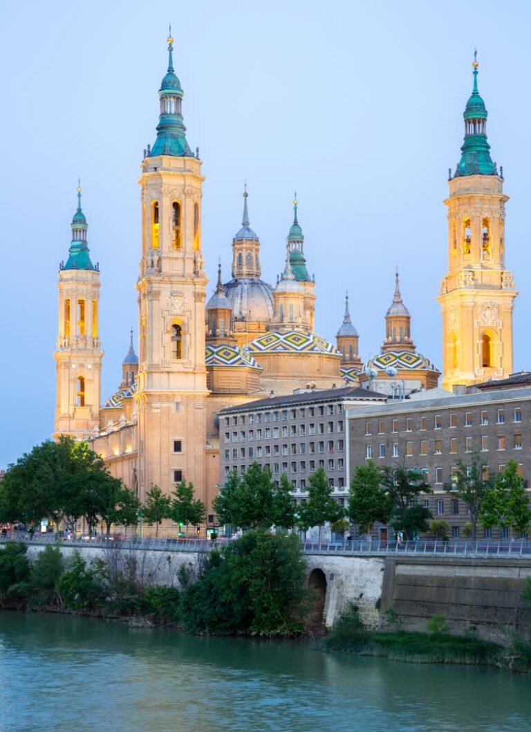 Cathédrale de Saragosse. JVO Voyage, votre agence de voyages en groupe par excellence, organise des excursions en Espagne.