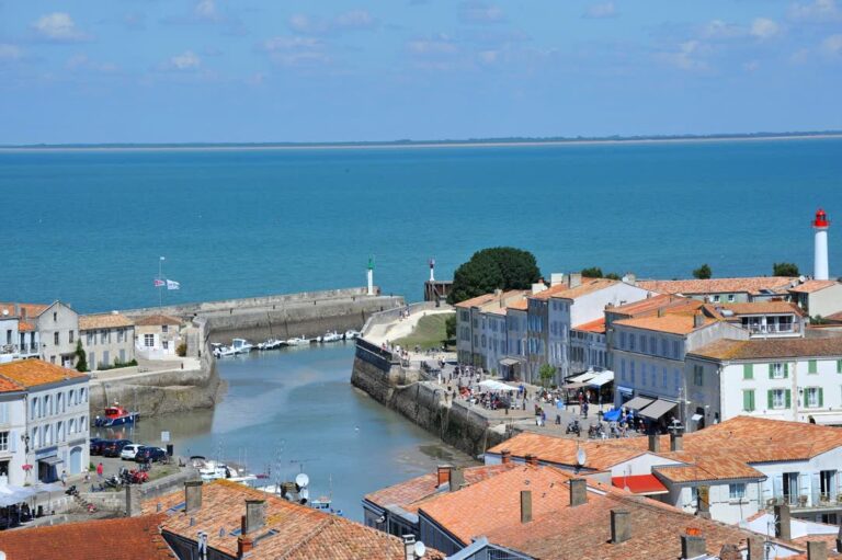 JVO Voyage, votre agence de voyages en groupe par excellence : Excursion au Puy du Fou. vue aérienne de L’île de Ré