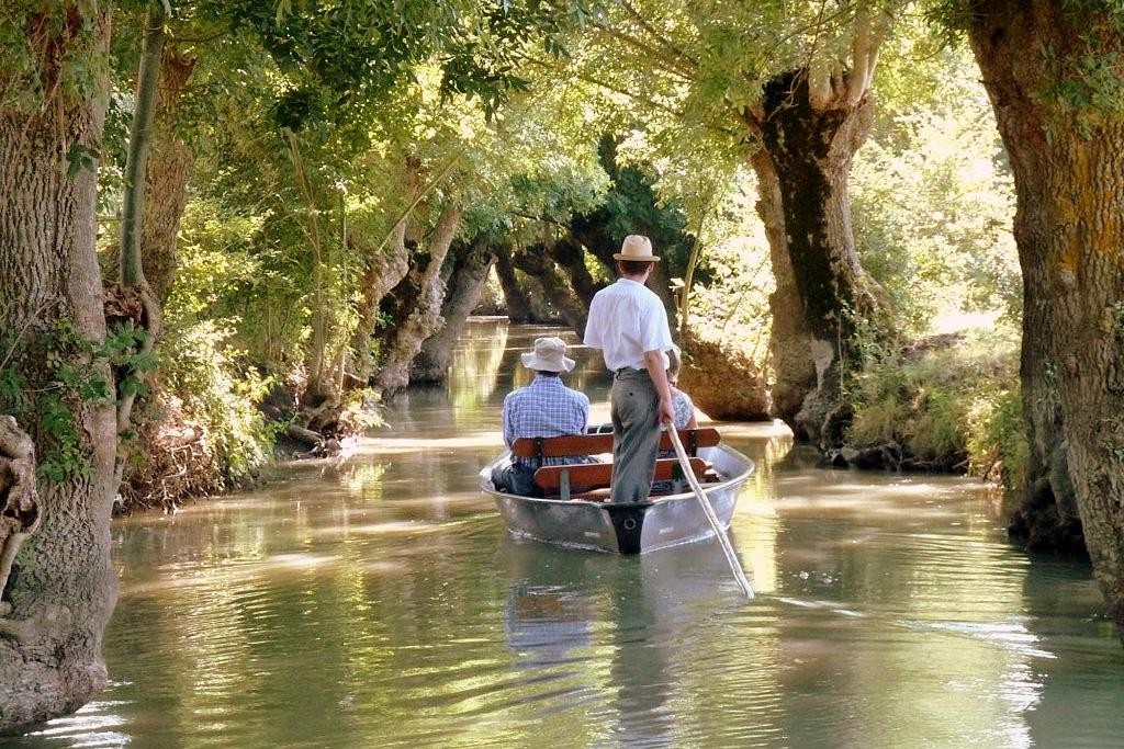 JVO Voyage, votre agence de voyages en groupe par excellence : Excursion au Puy du Fou. Visite en barque du marais Poitevin