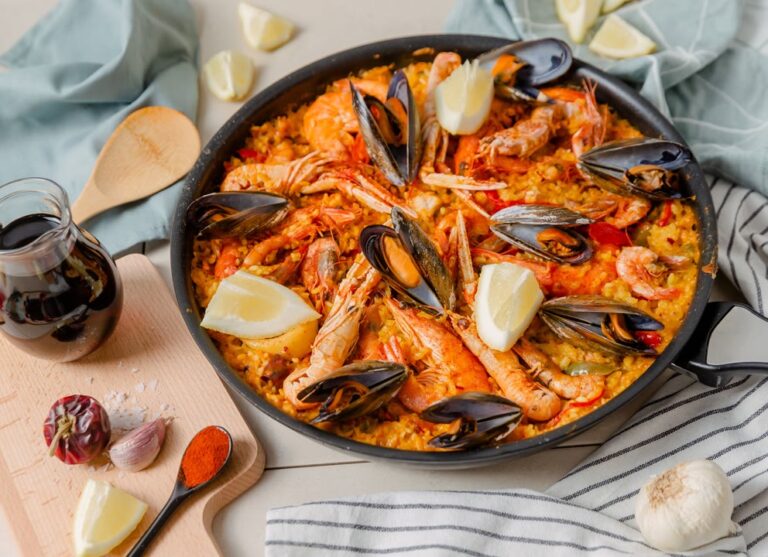 Excursion dans les Pyrénées Orientales proposé par JVO Voyage, votre agence de voyages en groupe par excellence : dégustation de paella