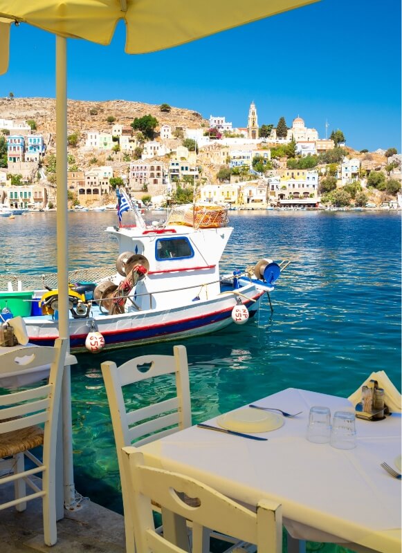 JVO Voyages votre agence de voyages en groupe par excellence, organise des excursions. Randonnée dans les Cyclades. Restaurant au bord de l'eau.