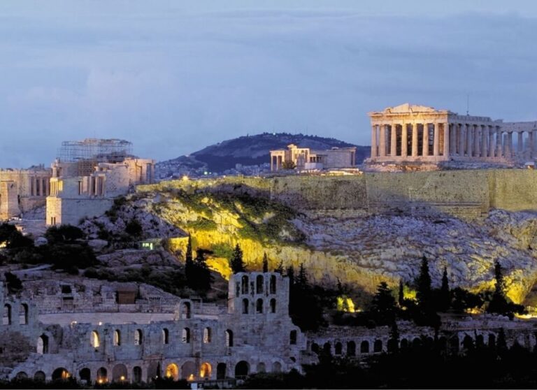 JVO Voyages votre agence de voyages en groupe par excellence, organise des excursions. Randonnée dans les Cyclades. Vue d'Athènes.