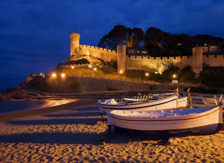 Réveillon 2023 à Calella - JVO Voyage, votre agence de voyages en groupe par excellence, organise des excursions en Espagne. La plage de Calella la nuit.