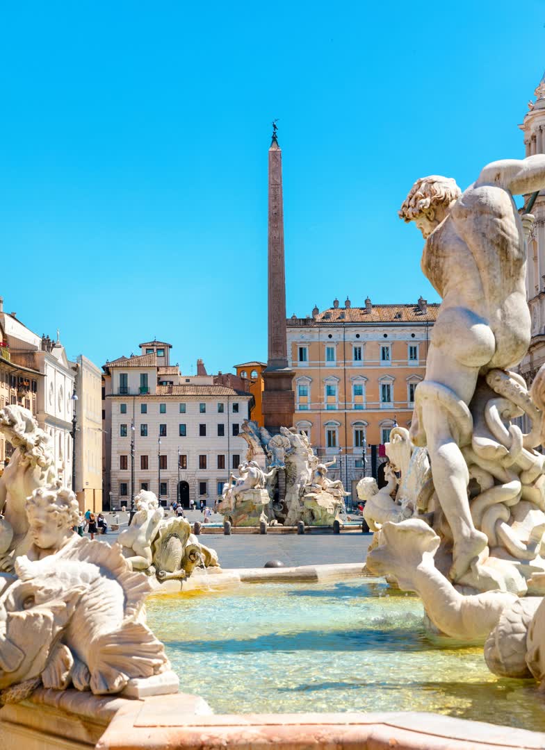 JVO Voyage, votre agence de voyages en groupe par excellence, organise des excursions en Italie. Place du centre ville de Rome