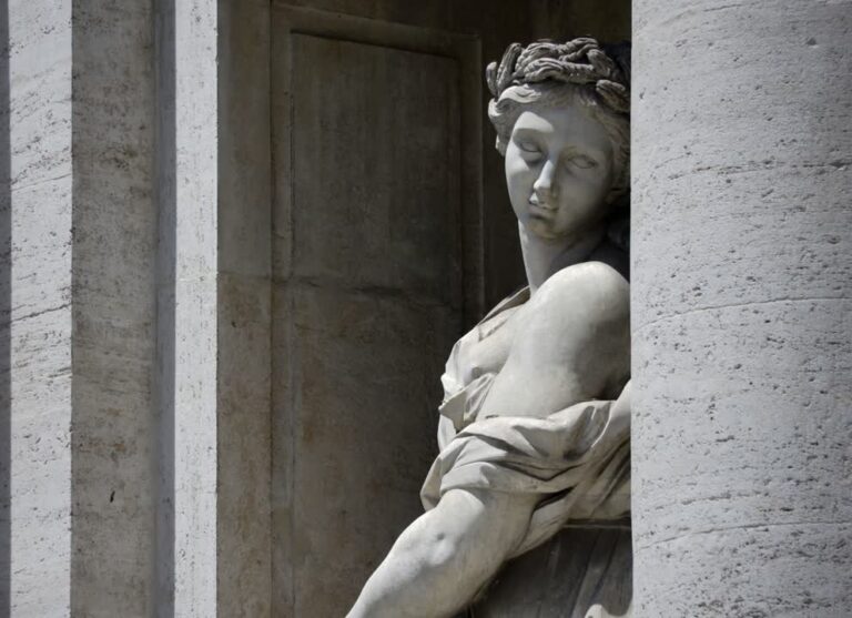 Statue au Colisée de Rome. JVO Voyage, votre agence de voyages en groupe par excellence, organise des excursions en Italie.