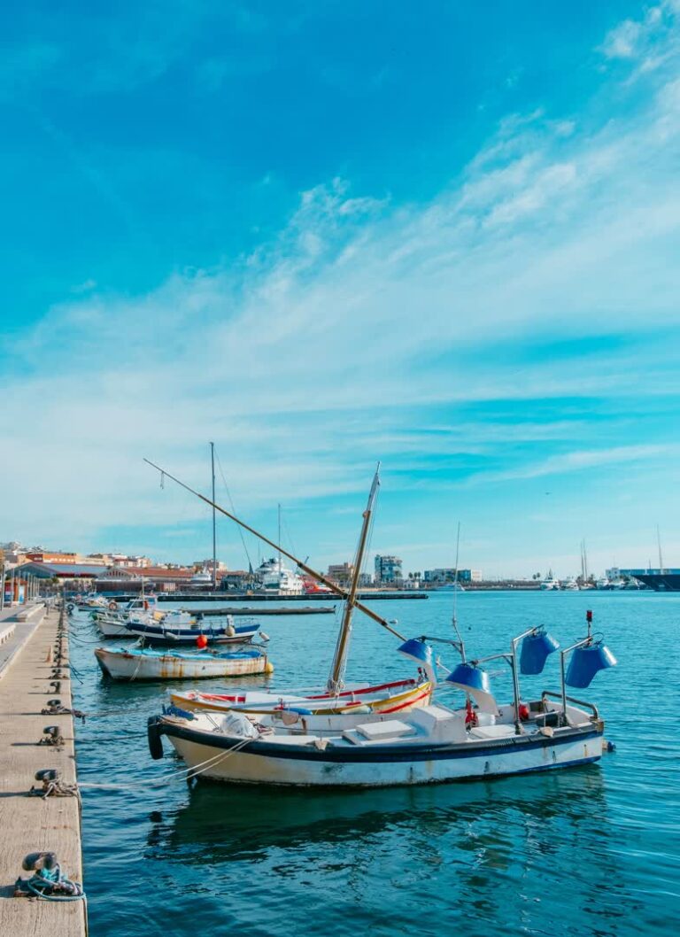 Port de Salou sur la Costa Dorada. JVO Voyage, votre agence de voyages en groupe par excellence, organise des excursions en Espagne.