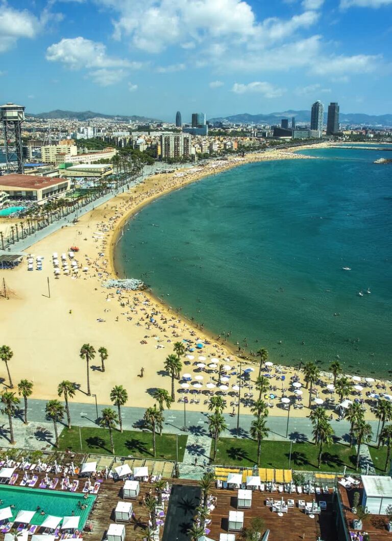 Vue aérienne de la plage de Salou sur la Costa Dorada. JVO Voyage, votre agence de voyages en groupe par excellence, organise des excursions en Espagne.