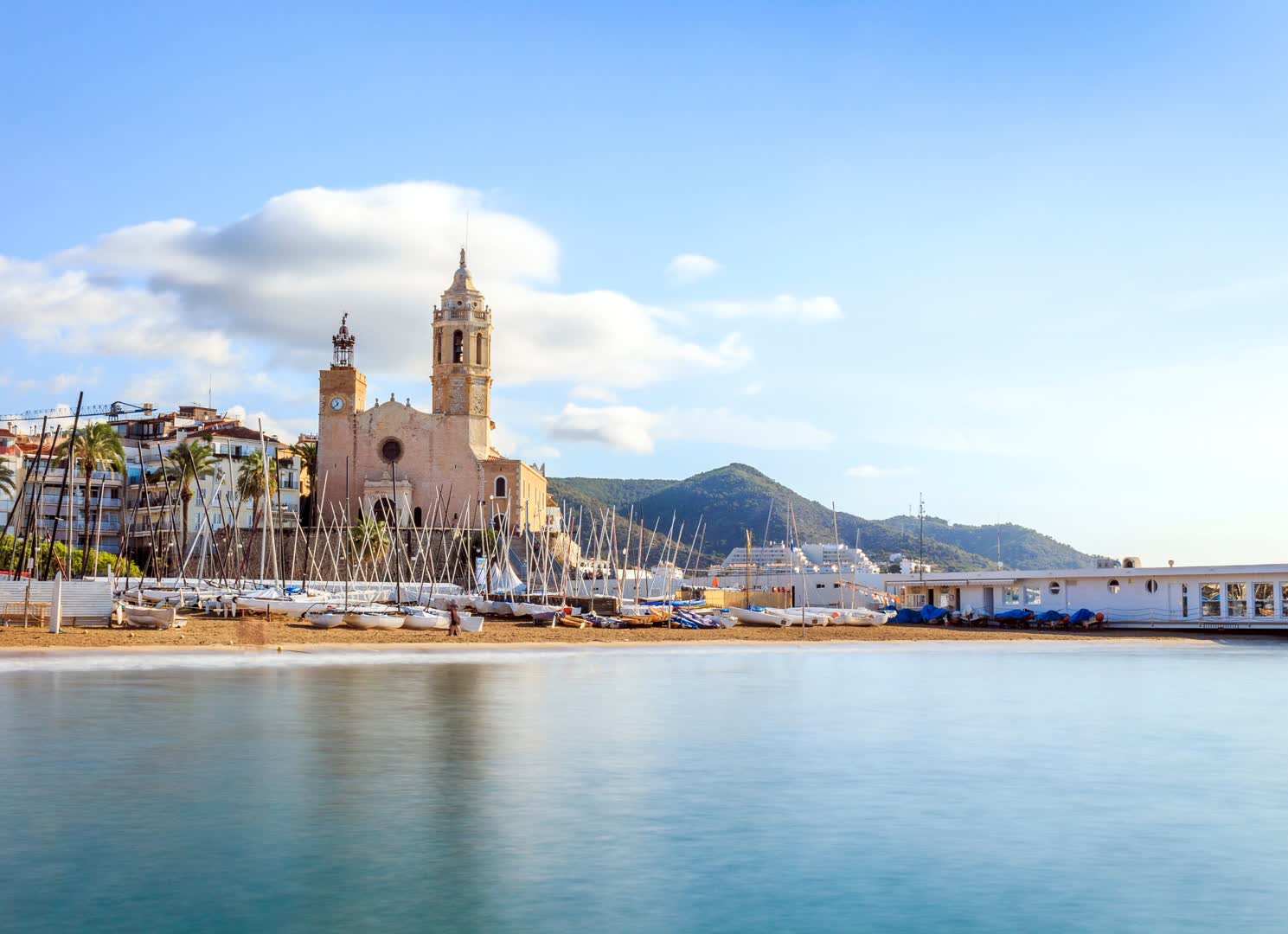 Vue de Salou depuis la plage sur la Costa Dorada. JVO Voyage, votre agence de voyages en groupe par excellence, organise des excursions en Espagne.