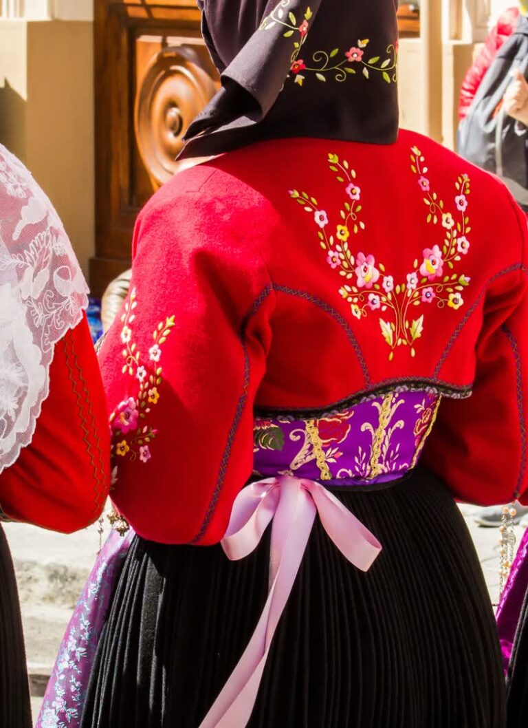 JVO Voyage, votre agence de voyages en groupe par excellence, organise des excursions en Italie. Tenue traditionnelle de Sardaigne.