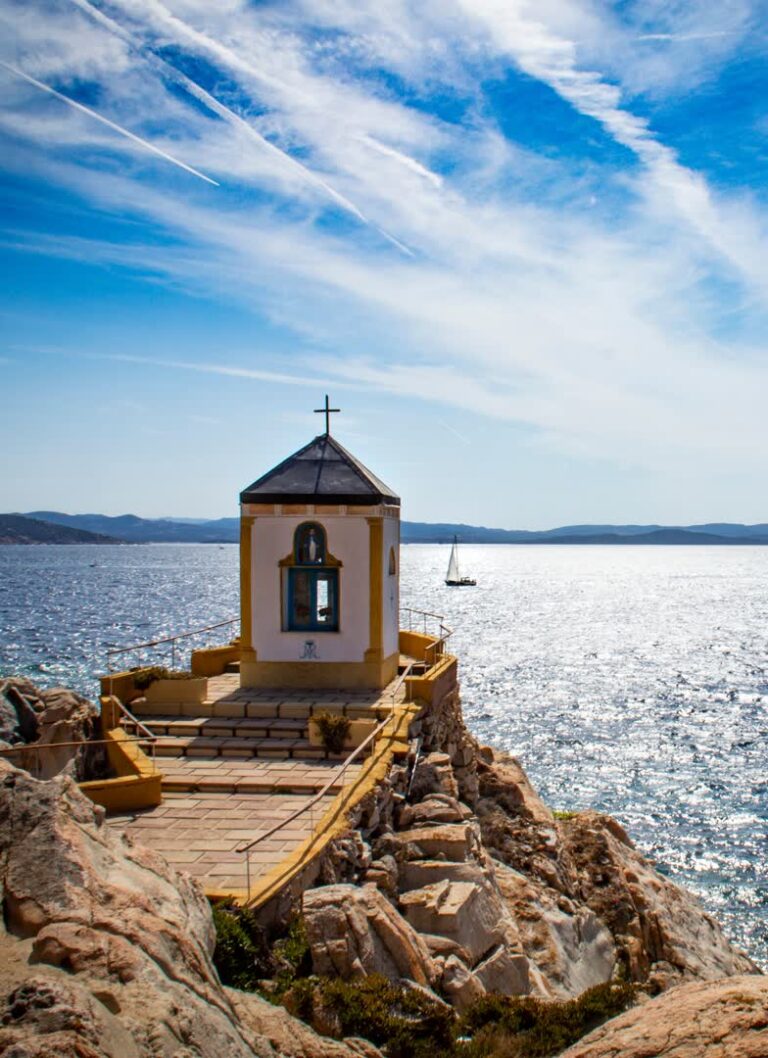 JVO Voyage, votre agence de voyages en groupe par excellence, organise des excursions en Italie. Vue de la mer en Sardaigne.