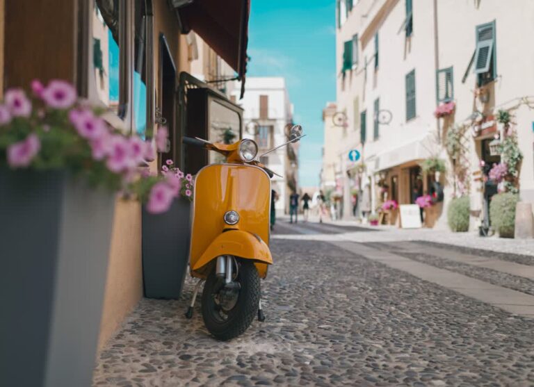 JVO Voyage, votre agence de voyages en groupe par excellence, organise des excursions en Italie. Rue d'une ville de Sardaigne.